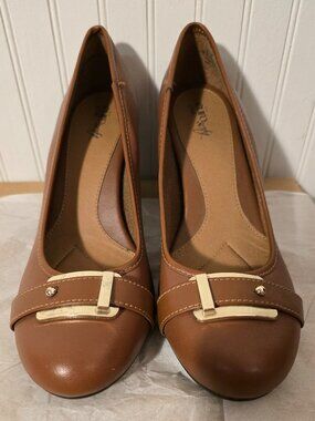 Söfft Euro Brown Leather Pumps with Gold Hardware (10M)